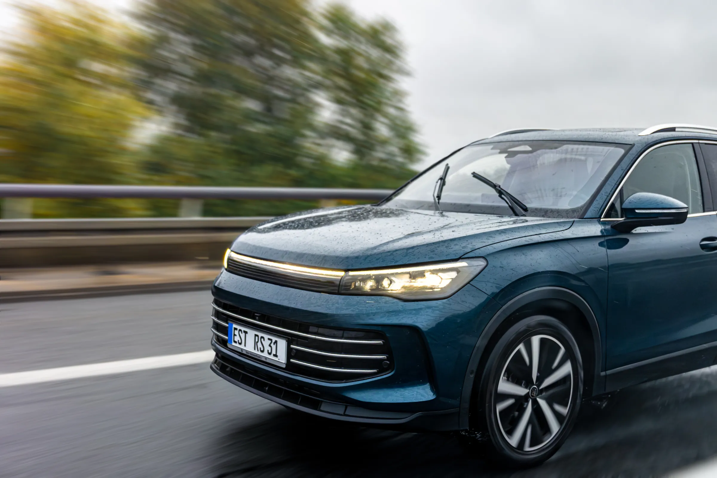 SUV en route sur autoroute