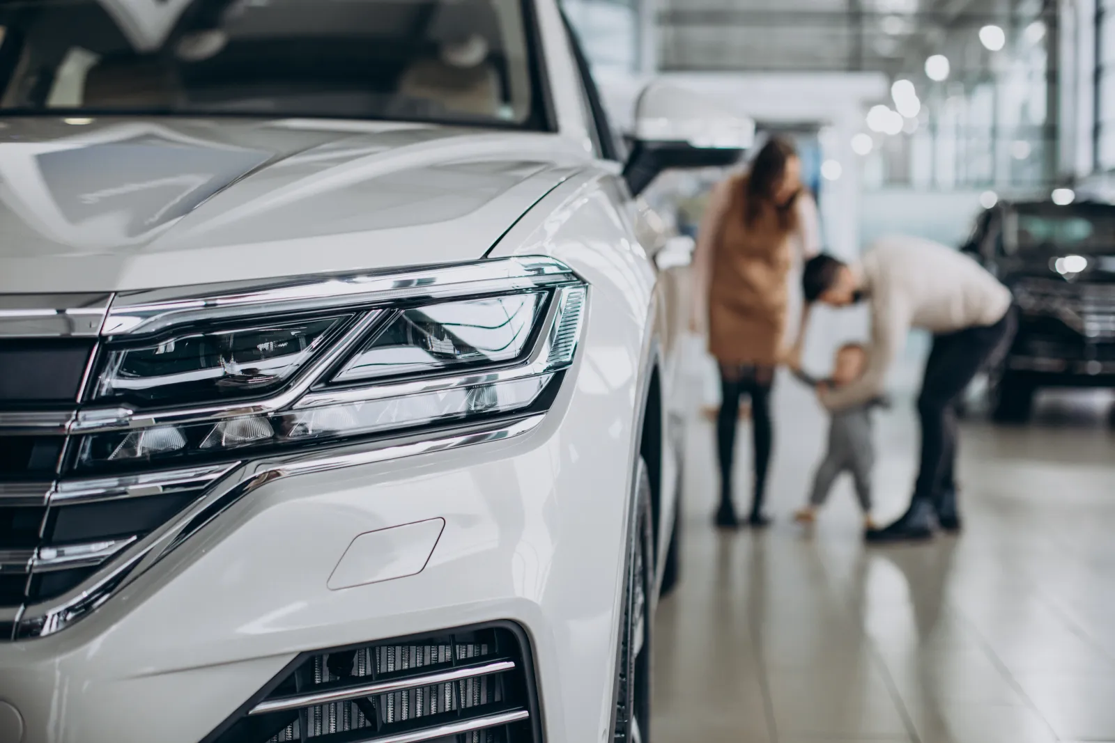 Famille choisissant une voiture en concession